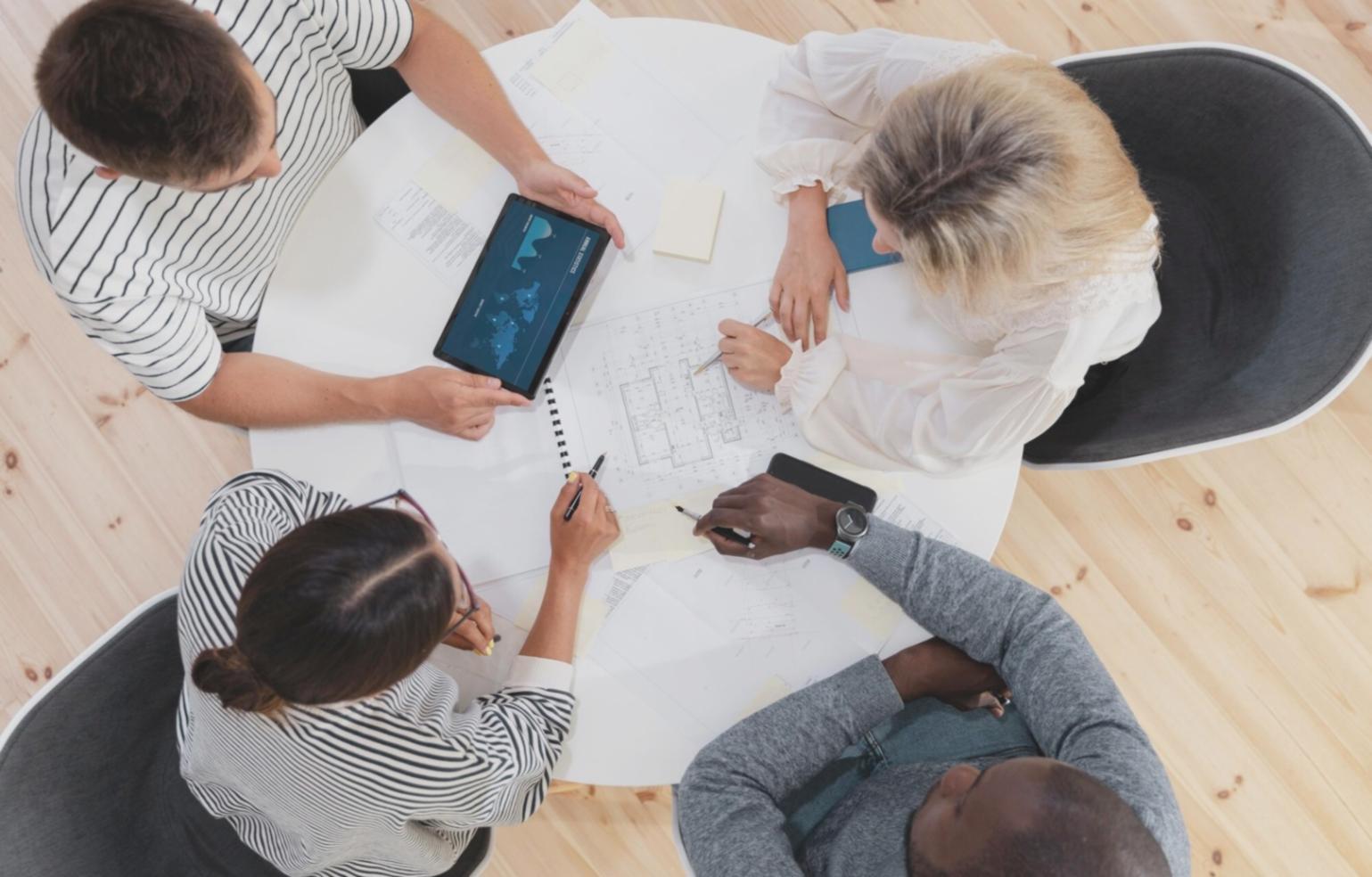 Teilnehmer arbeiten gemeinsam an Budget-Szenarien