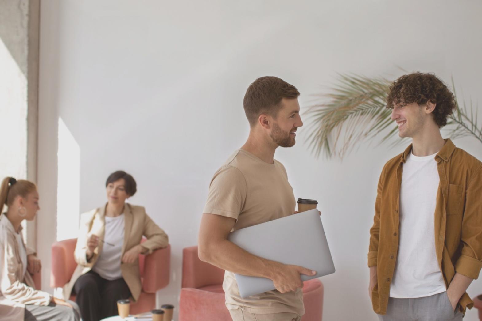 Teilnehmer arbeiten gemeinsam an Budgetplänen während eines Workshop